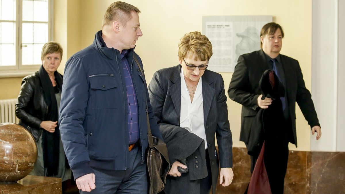 Odvolací soud v případu tzv. Karlovarské losovačky. Na snímku uprostřed Ivana Salačová, vpravo Dalibor Křepela.