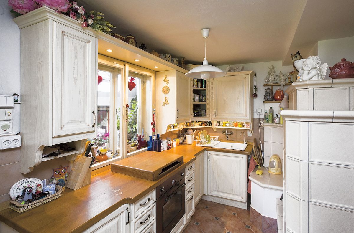 Romantická i praktická je zde také kuchyňská část s výhledem na sýkorky.