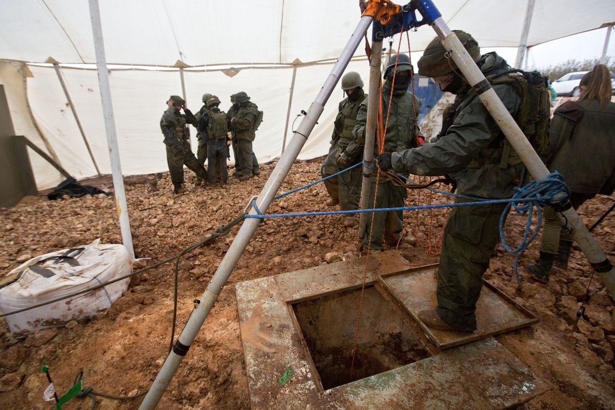 Izraelští vojáci zkoumají tunely vedoucí z Libanonu, které vyhloubili příslušníci tamního šíitského hnutí Hizballáh.