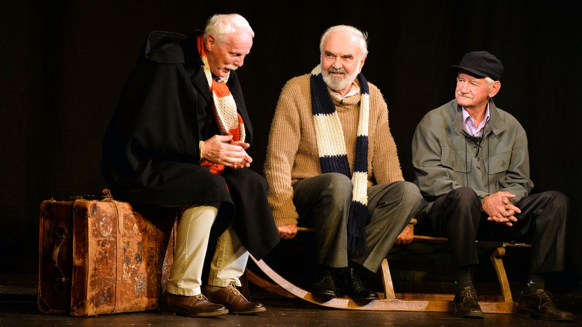 Bořivoj Penc (vpravo) se Zdeňkem Svěrákem a Petrem Bruknerem během slavnostního představení Psaní do nebe aneb 50 let Divadla Járy Cimrmana 