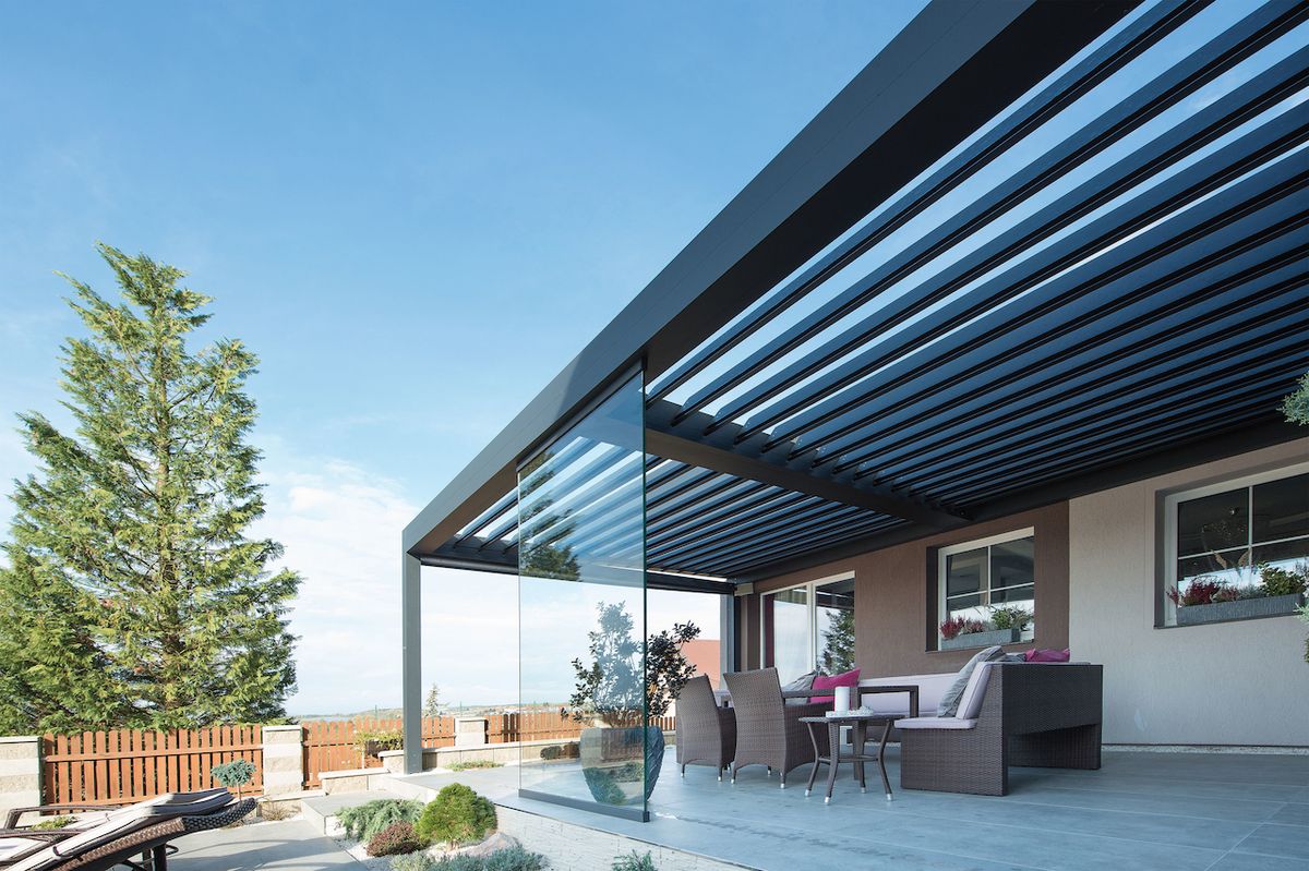 Pergola Espacio se montuje na terasy rodinných domů, atria, verandy. Chrání před nepřízní počasí, nabízí přirozenou ventilaci a propracovaný systém odvodu dešťové vody v nosných nohách. Střechu tvoří naklápěcí hliníkové lamely.