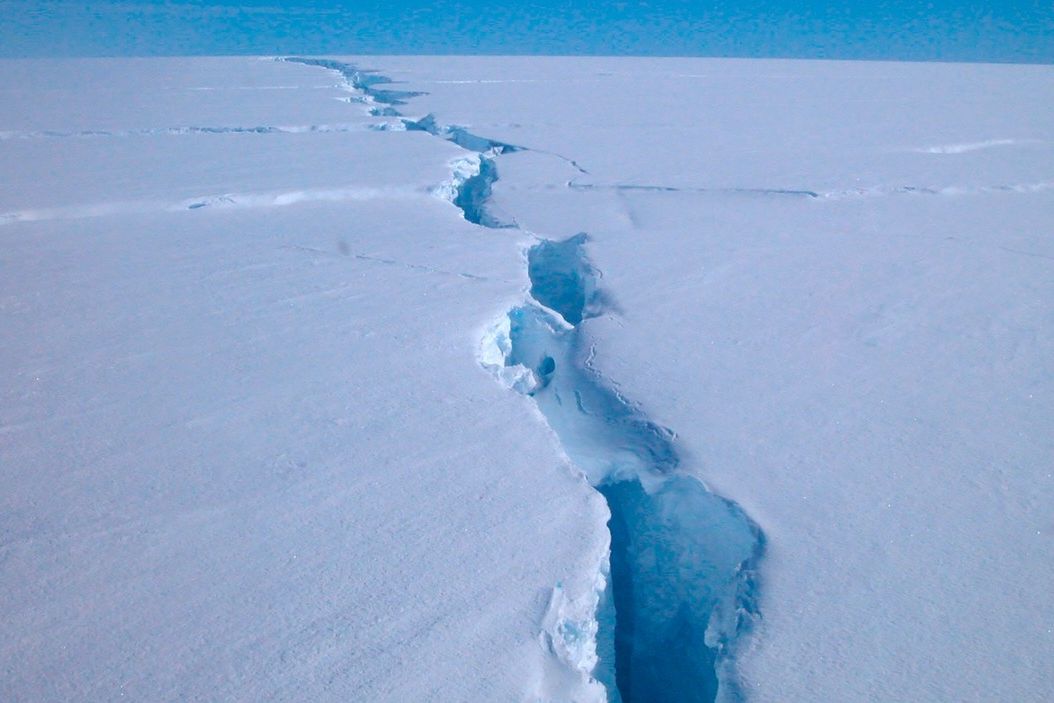 Odlamování mohutné kry z Ameryho šelfového ledovce v Antarktidě