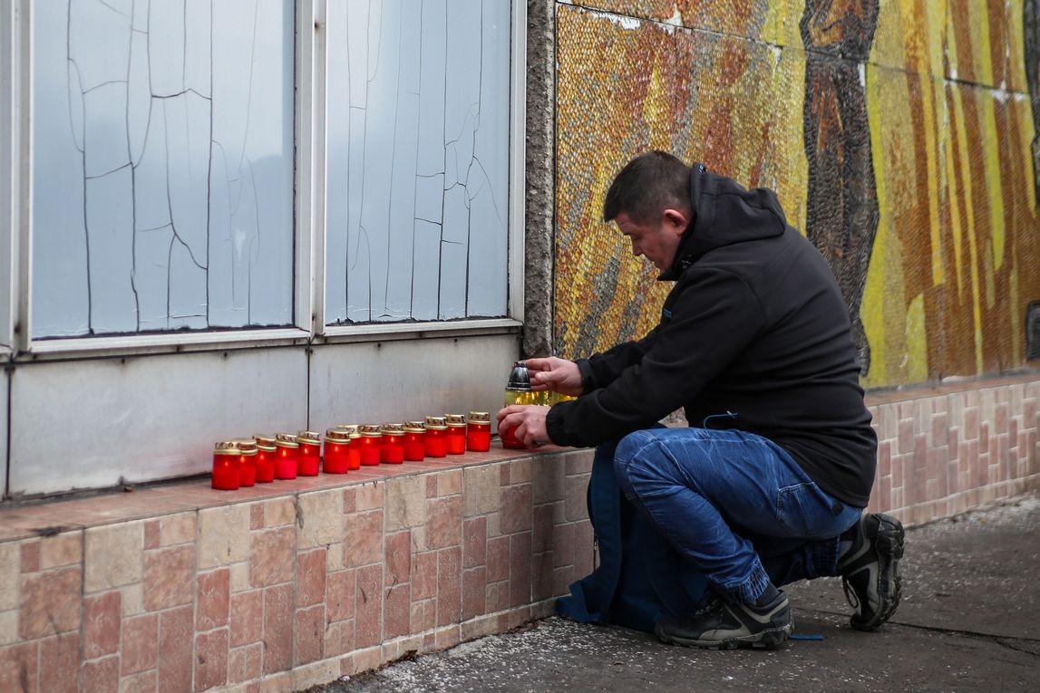 Lidé přicházeli uctít zapálením svíčky památku horníků z Dolu ČSM