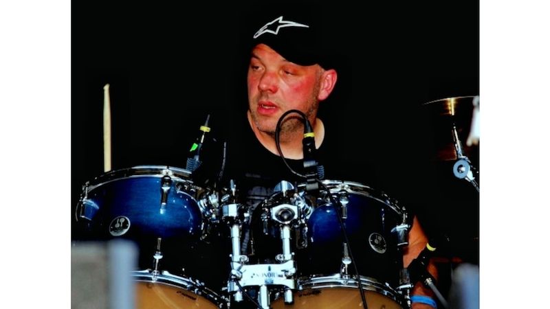 Roman Čermák je bubeník od Cipíska, ale také promotér Libušení a Zelenýho zákalu. V civilu se jinak živí opravami a rekonstrukcemi motorek.