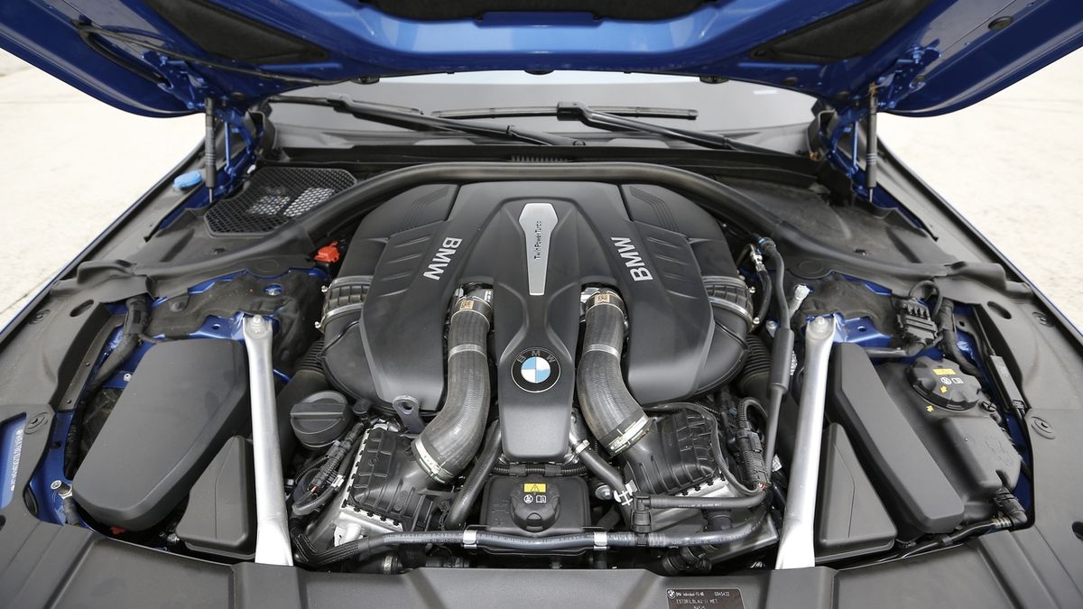 I osmiválec, použitý např. zde v BMW 750i, je náročné udržet nad vodou.