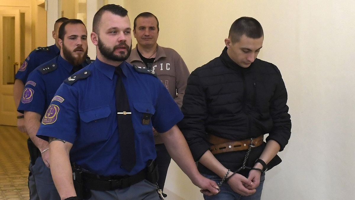 Městský soud v Praze začal řešit kauzu Olegse Lukjanovse (druhý zprava) a Antonse Maslakse (vpravo), kteří podle obžaloby zmlátili letos v březnu spolucestujícího.