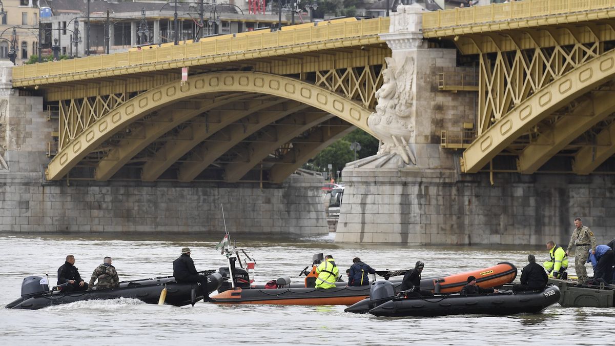 Záchranná akce v Budapešti na místě tragédie.