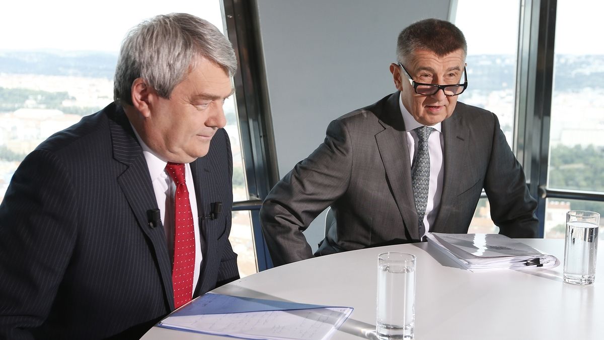 Předseda KSČM Vojtěch Filip a tehdejší ministr financí Andrej Babiš v pořadu České televize Otázky Václava Moravce v roce 2016