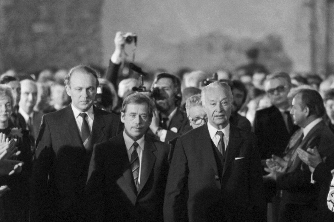 Nově zvolený prezident republiky Václav Havel (uprostřed), doprovázen předsedou FS ČSSR A. Dubčekem (vpravo) a předsedou vlády M. Čalfou, vstupuje do Vladislavského sálu Pražského hradu.