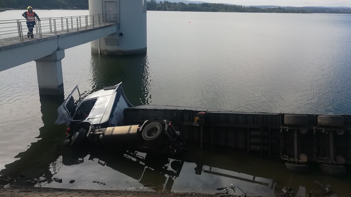 Kamion sjel po nehodě do přehrady.