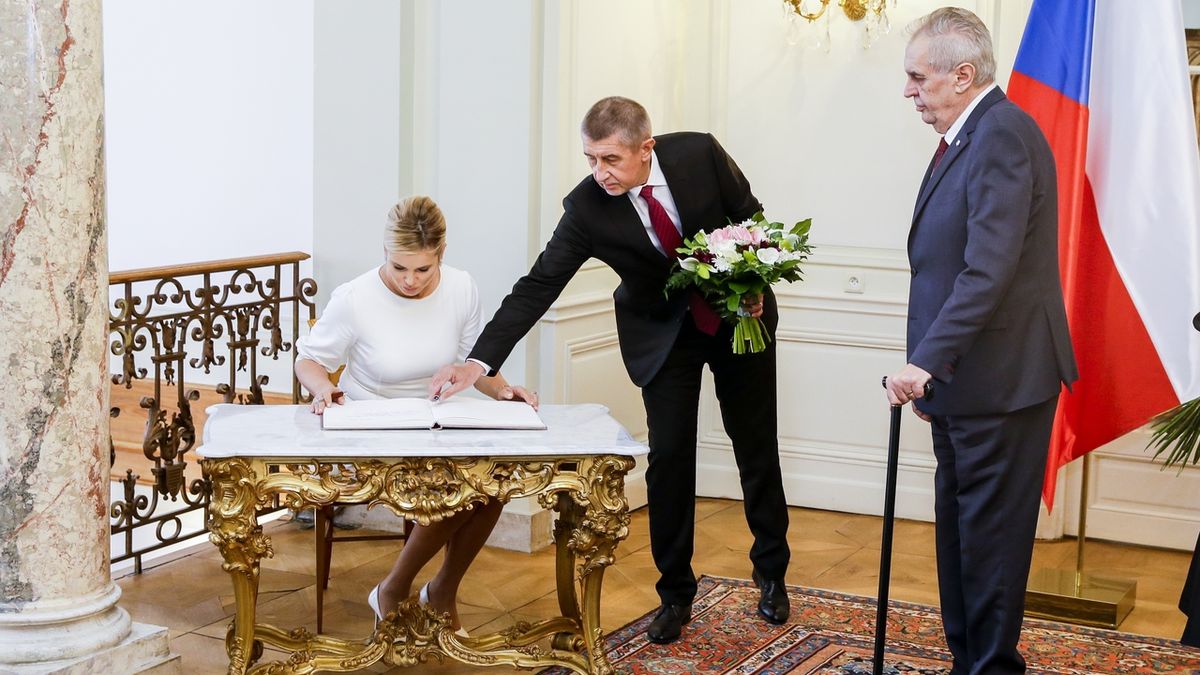 Premiér Andrej Babiš s manželkou Monikou před novoročním obědem s prezidentem Milošem Zemanem (vpravo) a jeho manželkou na zámku v Lánech.