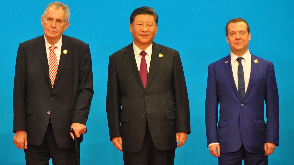 Prezident ČR Miloš Zeman, čínský prezident Si Ťin-pching a ruský premiér Dmitrij Medveděv v Šanghaji.