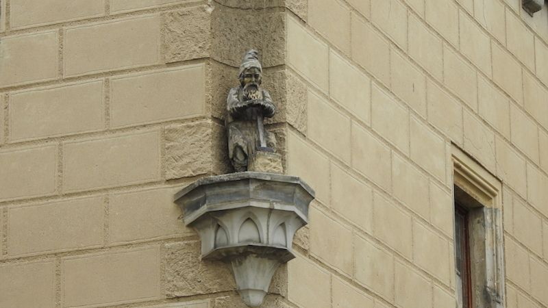 Socha alchymisty řečeného Kvasnička na nároží věže, zámek měl čtvercovou dispozici