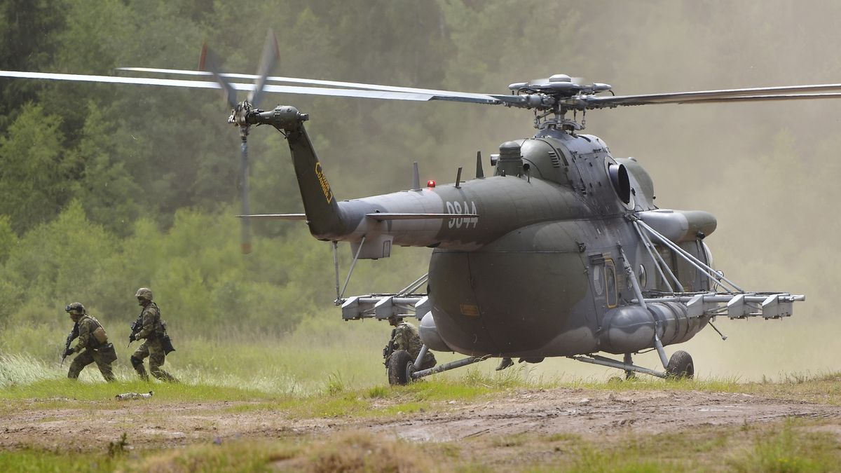 Výsadek příslušníků české armády z vrtulníku Mi-171Š 