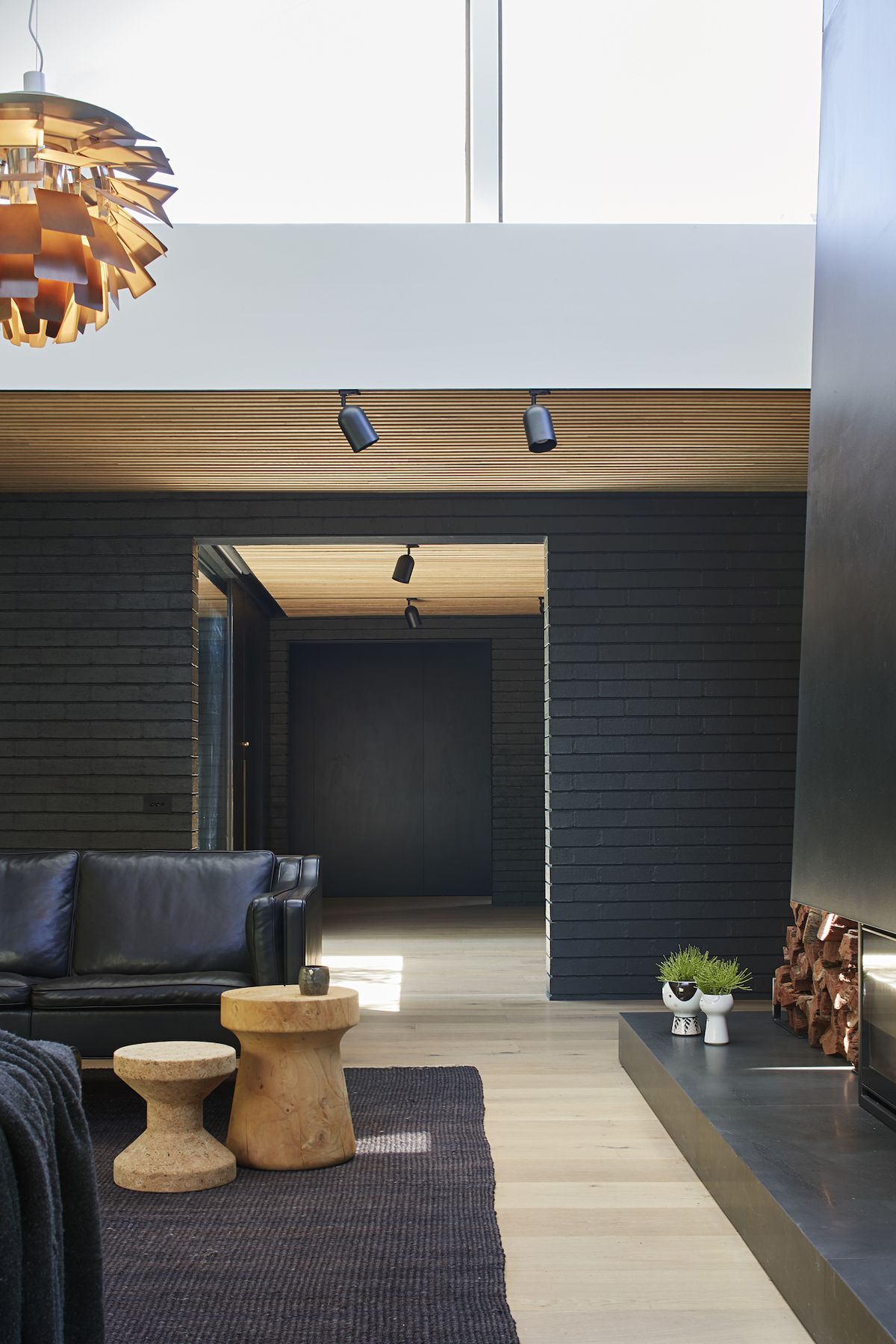 Dřevěné prvky, stropy a podlaha jsou přirozeným protipólem temně šedých cihlových zdí.