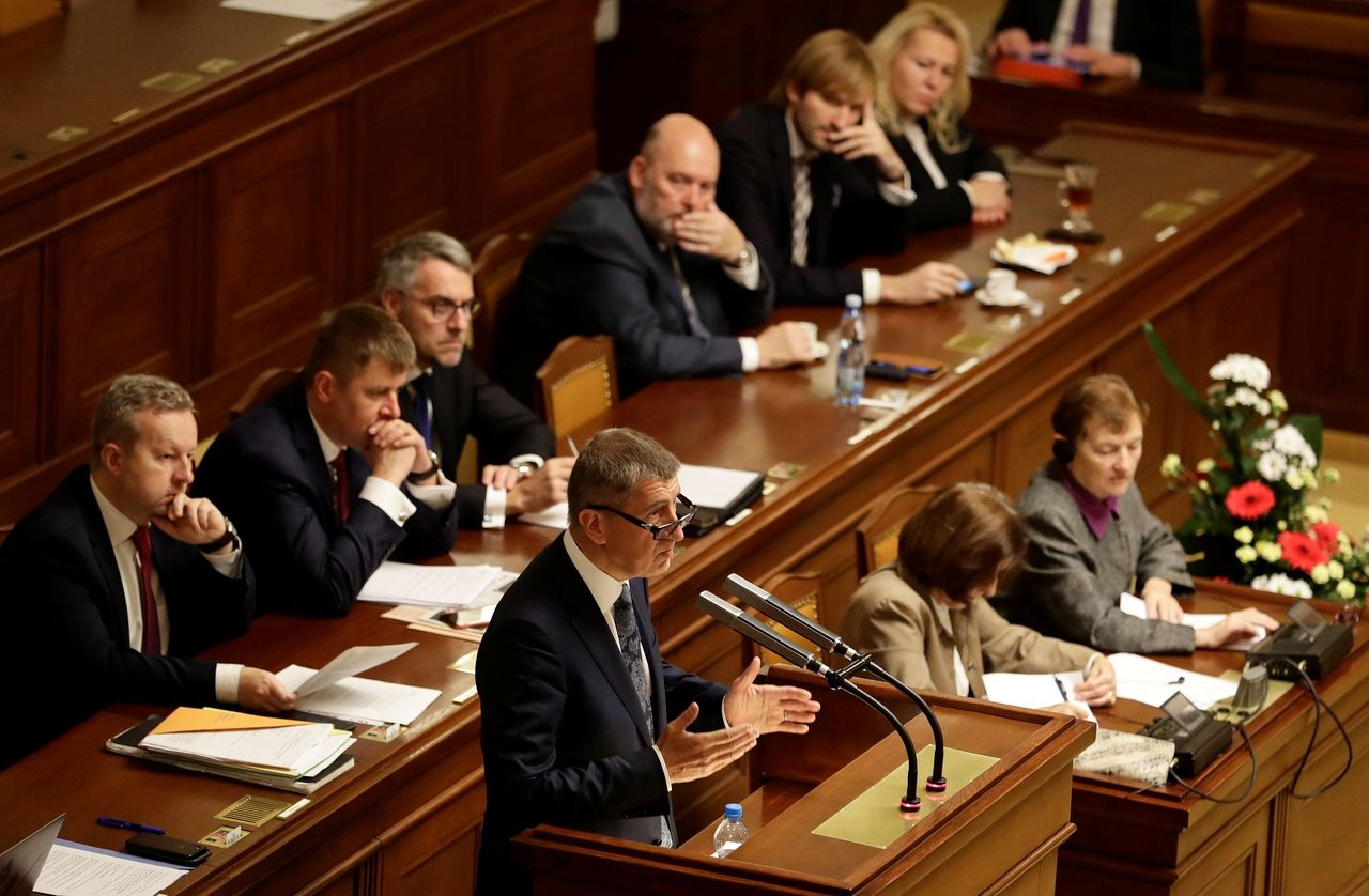 Власть чехии. Парламент чехии. Флаг праги чехии. Мид праги. Чехия политика.