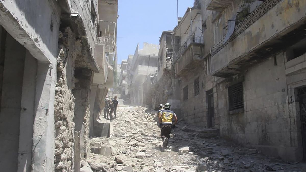 Boji a nálety zničený Džisr aš-Šugur jihozápadně od Idlibu 