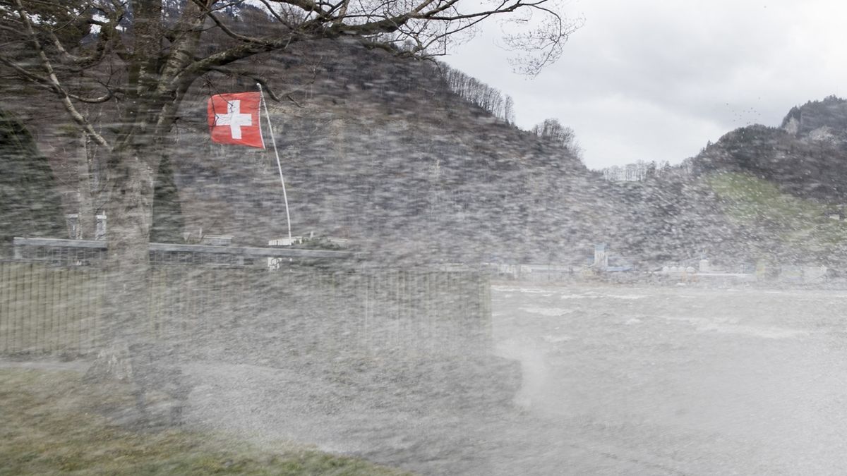 Zimní bouře Burglind nad jezerm Alpnach ve švýcarském Stansstadu