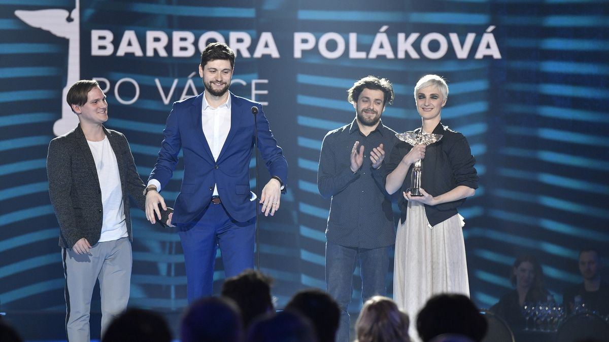 Barbora Poláková s cenou Anděl za videoklip písně Po válce. Zleva jsou režiséři klipu Jan Bártek a Jakub Machala.