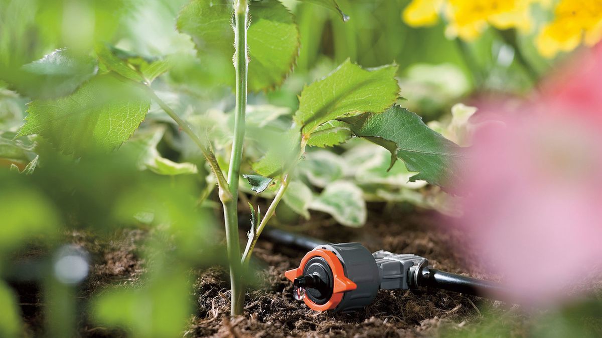 Díky nastavitelným kapkovým hlavicím a řízenému automatickému kapkovému zavlažování dosáhneme až 70% úspory vody určené k zalévání zahrady. 