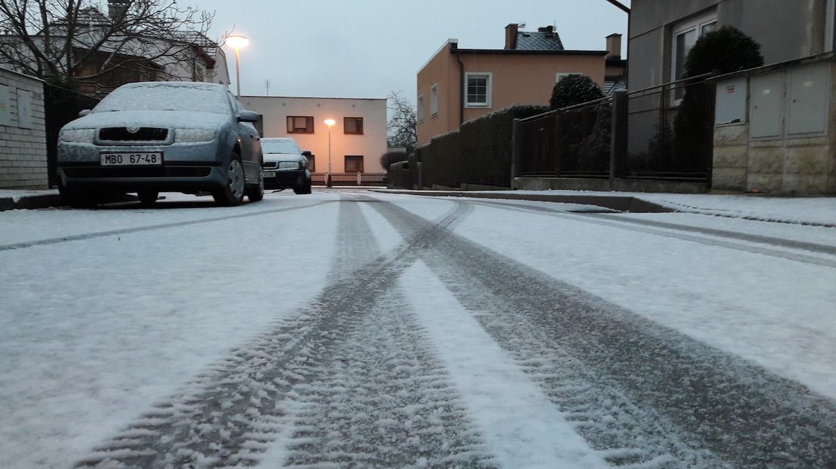 Mokrý sníh padal také v nižších oblastech, například v Mladé Boleslavi. Silnice byly brzy pokryté a klouzaly. 