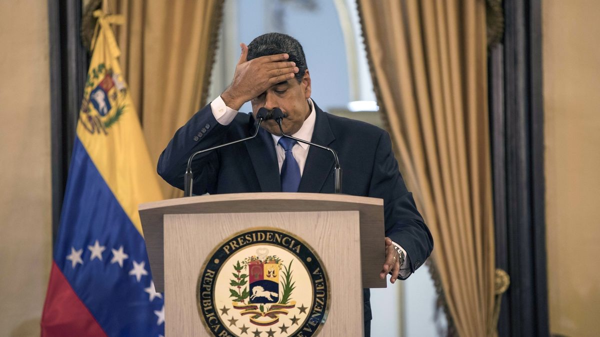 Nicolás Maduro na tiskové konferenci v prezidentském paláci Miraflores v Caracasu