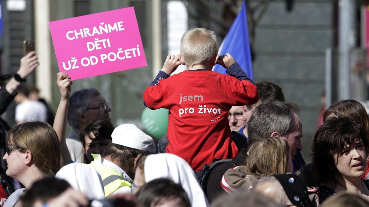 Účastníci akce v centru Prahy protestovali proti umělým potratům a žádali podporu manželství a rodin s více dětmi.