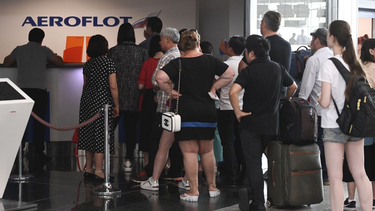 Lidé čekají na pražském letišti na změnu termínu letu u přepážky ruské letecké společnosti Aeroflot.