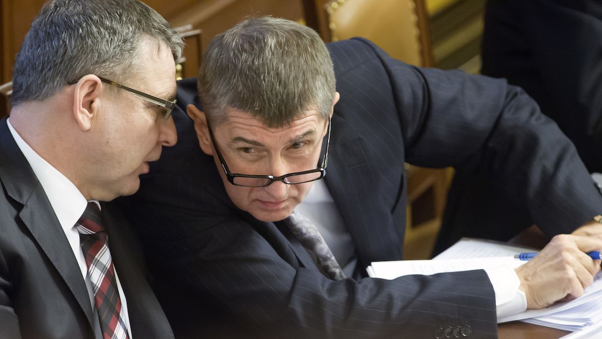 Lubomír Zaorálek a Andrej Babiš na jednání Poslanecké sněmovny v únoru 2014.