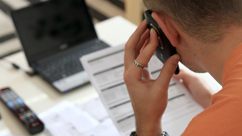 Počet dlužníků za telefon je nejnižší za deset let