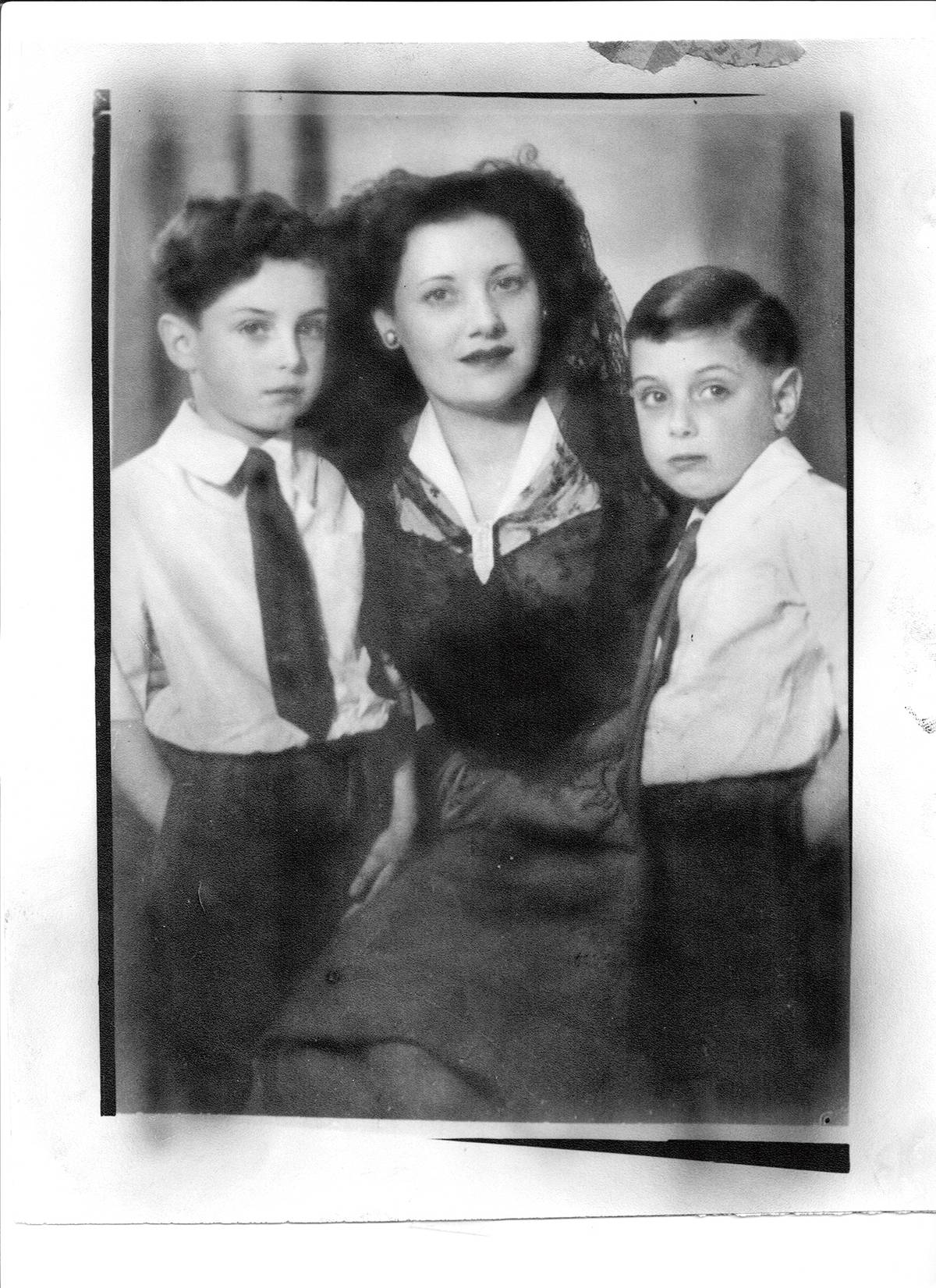 S maminkou Edelmirou Perez de Montanez a o rok mladším bratrem Allanem za války v Anglii