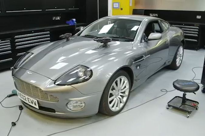 Aston Martin začal vyrábět přesné repliky vozu DB5 z filmů s Jamesem Bondem.