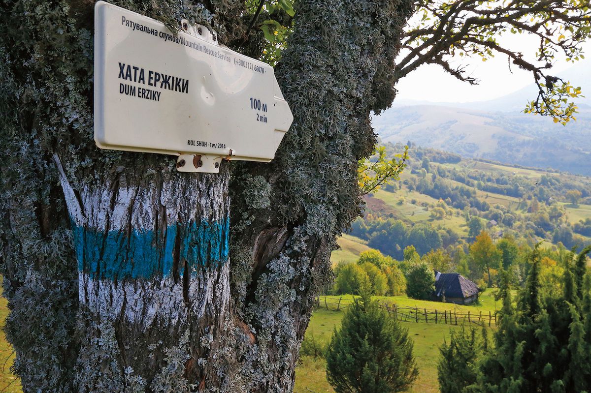 Eržičinu dřevěnici stojící v kopcích nad Koločavou snadno najdete. Zavede vás k ní turistická značka, kterou dobře znáte z Česka. Banhovi v domku poslední roky skladují seno.