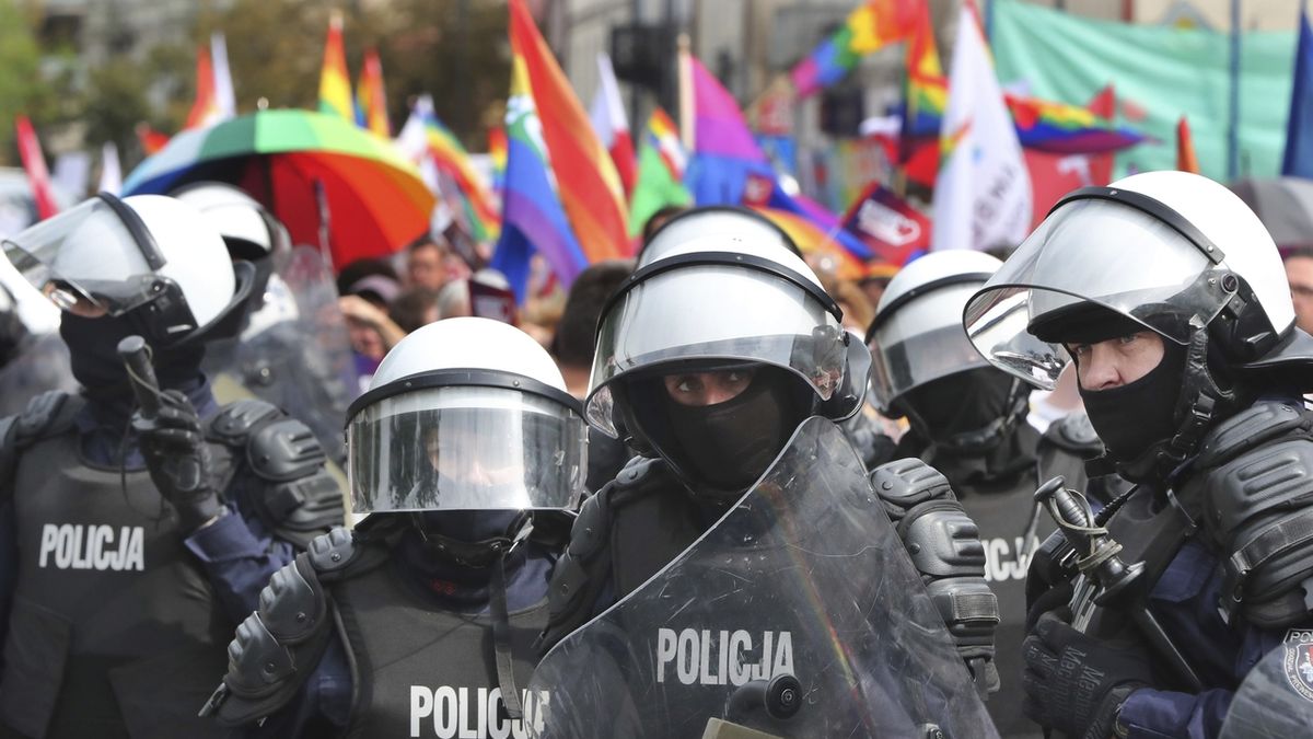Na nedávné akci v Plocku musela homosexuály od konzervativních zastánců tradiční rodiny dělit policie.