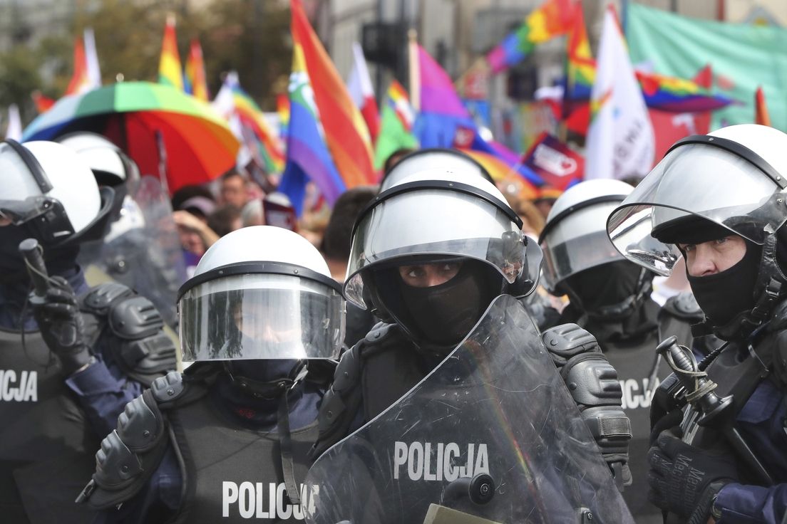 Na nedávné akci v Plocku musela homosexuály od konzervativních zastánců tradiční rodiny dělit policie.