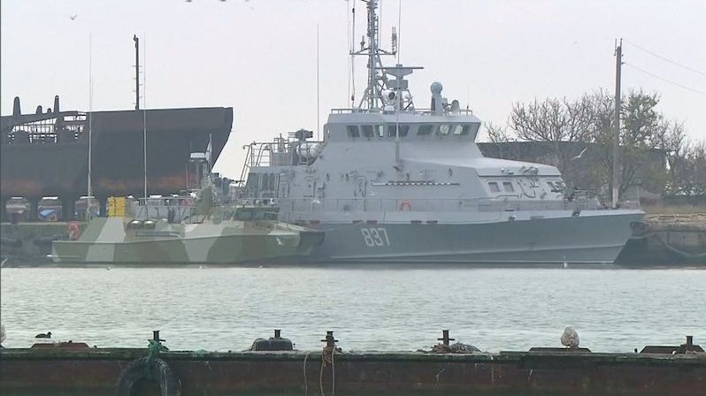 BEZ KOMENTÁŘE: Zadržené ukrajinské lodě v přístavu na Krymu