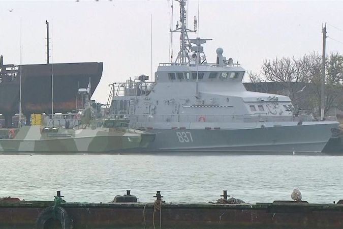 BEZ KOMENTÁŘE: Zadržené ukrajinské lodě v přístavu na Krymu