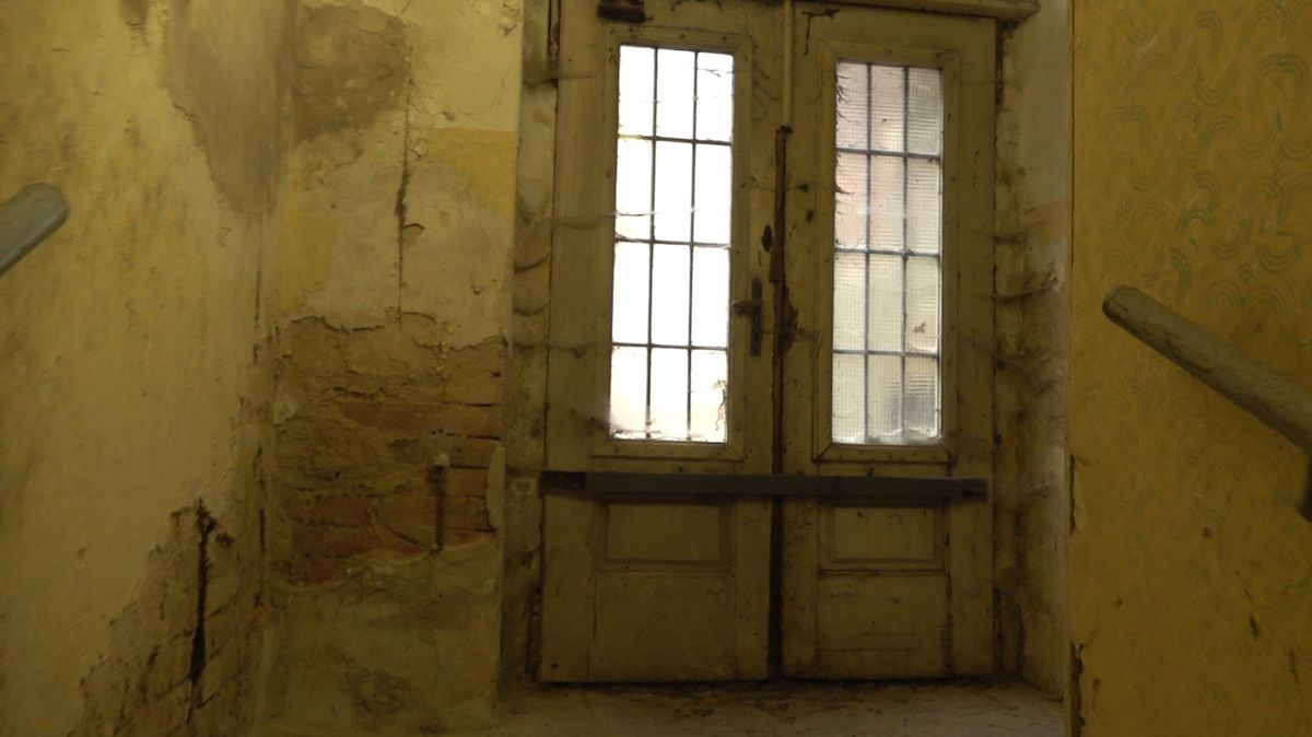 Těmito dveřmi vycházeli odsouzení na nedalekou střelnici, kde byli popraveni. 