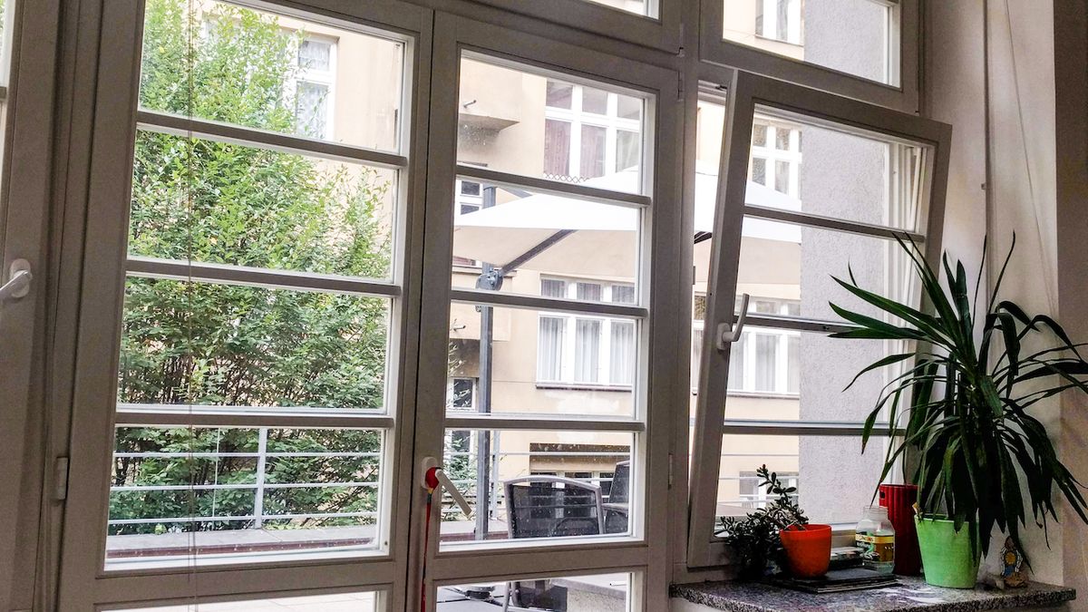 Otevřené okno tzv. na ventilačku není v chladných dnech dobrým řešením. Mnohem účinnější a také úspornější je otevřít všechna okna v bytě na pár minut dokořán a vyvětrat krátce, ale důkladně.