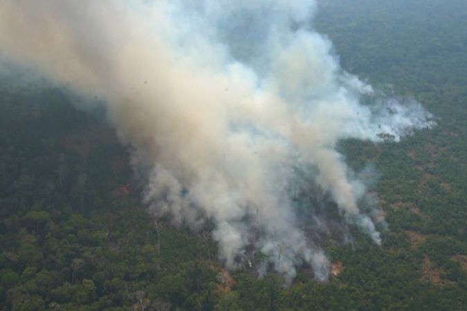 BEZ KOMENTÁŘE: Lesní požáry v Amazonii pokračují, do boje bylo nasazeno i obří letadlo jumbo jet