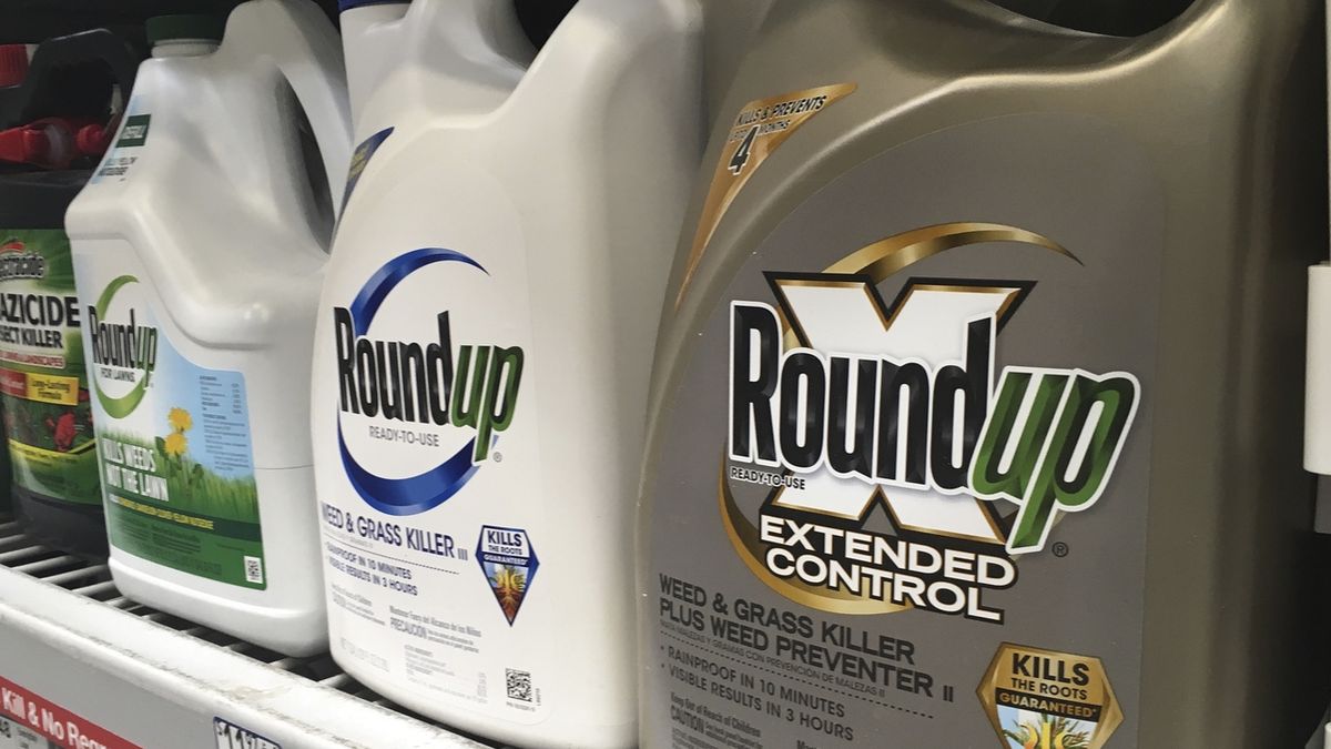 Herbicid Roundup v regálu obchodu v San Francisku