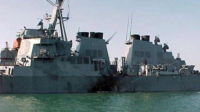 Poničený americký torpédoborec USS Cole po útoku 12. října 2000.
