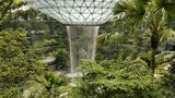 Nová budova singapurského letiště Changi je úchvatnou zahradou s obřím vodopádem