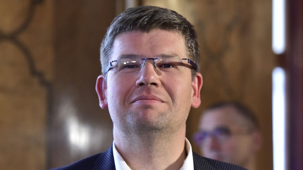 Předseda TOP 09 a kandidát na primátora Jiří Pospíšil ve volebním štábu v Praze