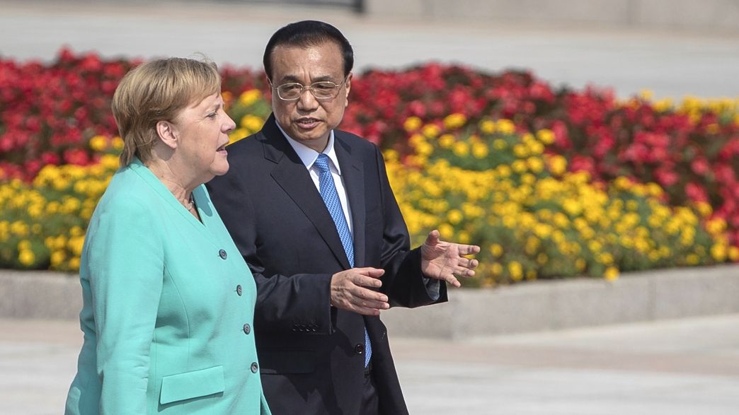 Německá kancléřka Angela Merkelová na nedávné návštěvě Číny, kde ji přivítal čínský premiér Li Kche-čchiang.