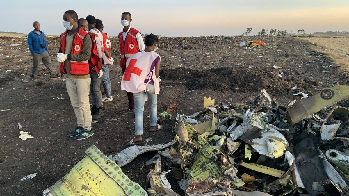 Záchranáři na místě pádu Boeingu 737 MAX asi 50 kilometrů východně od Adis Abeby