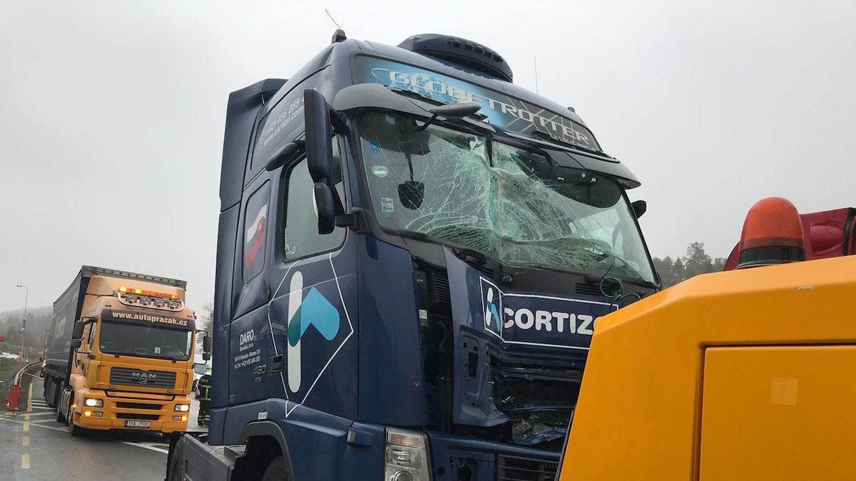 Srážka dvou kamionů na dálnici D1 u Mirošovic