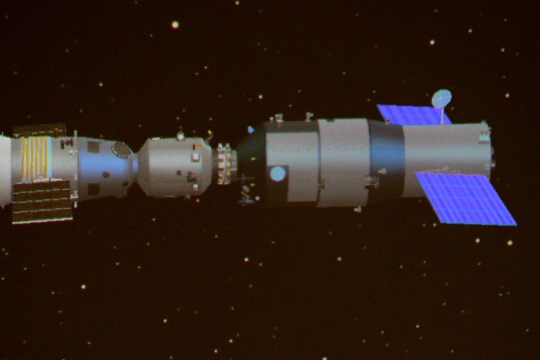 Ilustrační obrázek vesmírné lodi Šen-čou IX při spojení s orbitální stanicí Tchien-kung 1 (Nebeský palác)