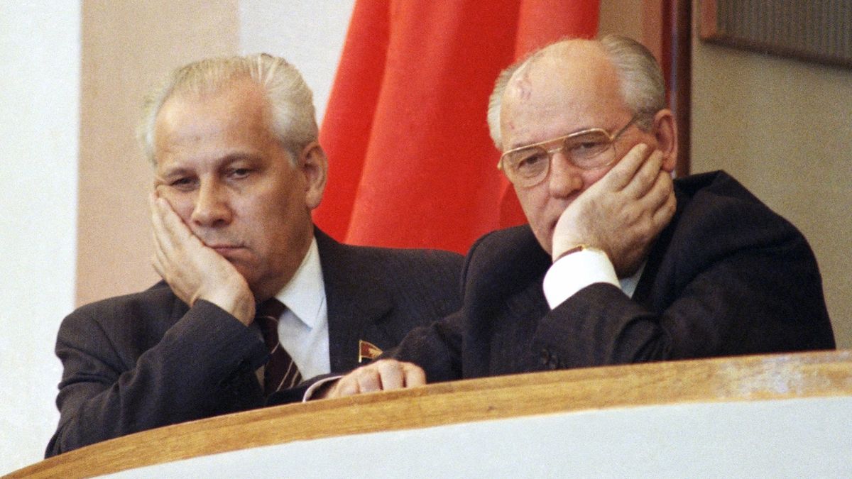 Michail Gorbačov (vpravo) a Anatolij Lukjanov na fotografii z roku 1990.