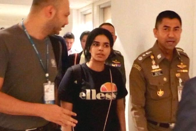 BEZ KOMENTÁŘE: Rahaf Kunúnová opustila v doprovodu policie letiště